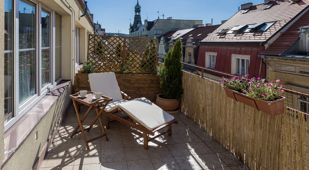 Krásný byt s terasou u Náměstí Republiky pro krátkodobé pronájmy s firmou Olinn