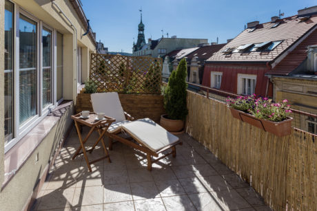 Krásný byt s terasou u Náměstí Republiky pro krátkodobé pronájmy s firmou Olinn